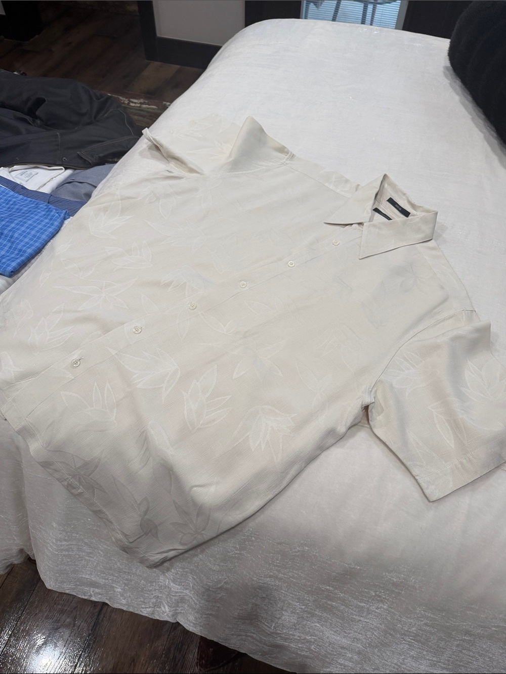 Claiborne  100% silk Men's Cream Short-Sleeve Button-Up Shirt